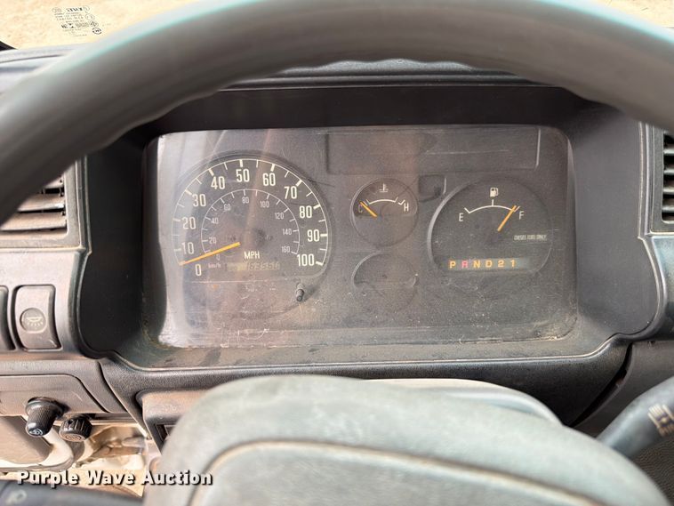 image for item EW2156 2000 Chevrolet  W3500 box truck