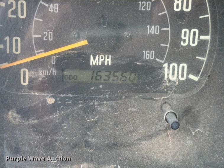 image for item EW2156 2000 Chevrolet  W3500 box truck