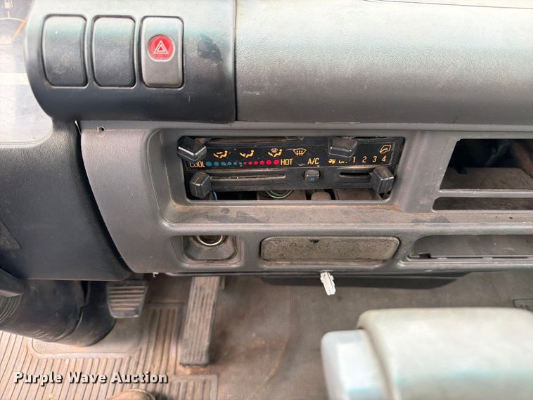 image for item EW2156 2000 Chevrolet  W3500 box truck