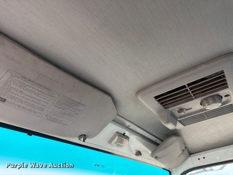image for item EW2156 2000 Chevrolet  W3500 box truck