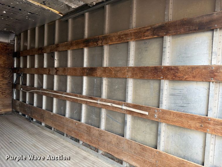 image for item EW2156 2000 Chevrolet  W3500 box truck