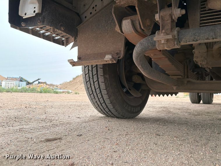 image for item EW2156 2000 Chevrolet  W3500 box truck