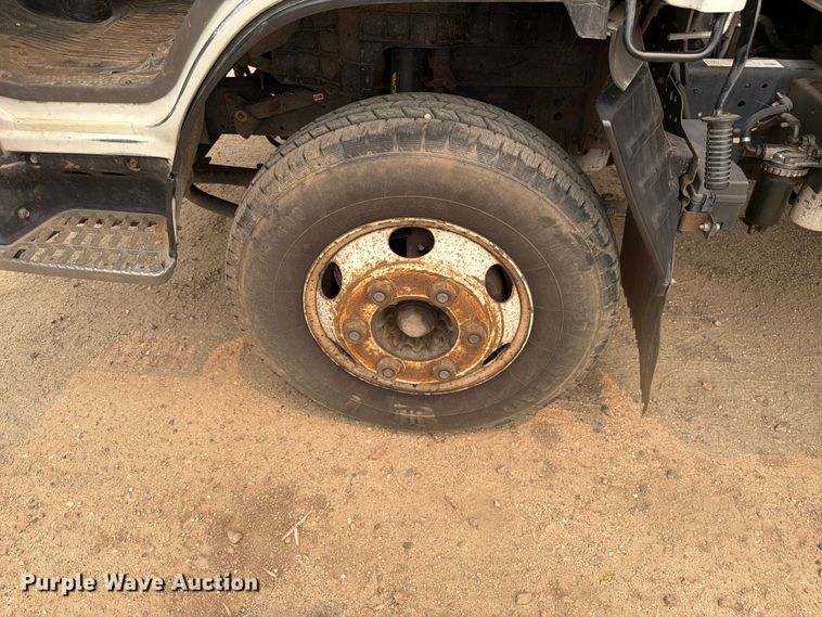 image for item EW2156 2000 Chevrolet  W3500 box truck