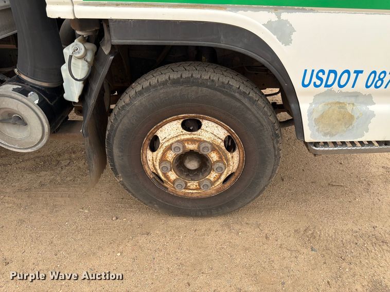 image for item EW2156 2000 Chevrolet  W3500 box truck