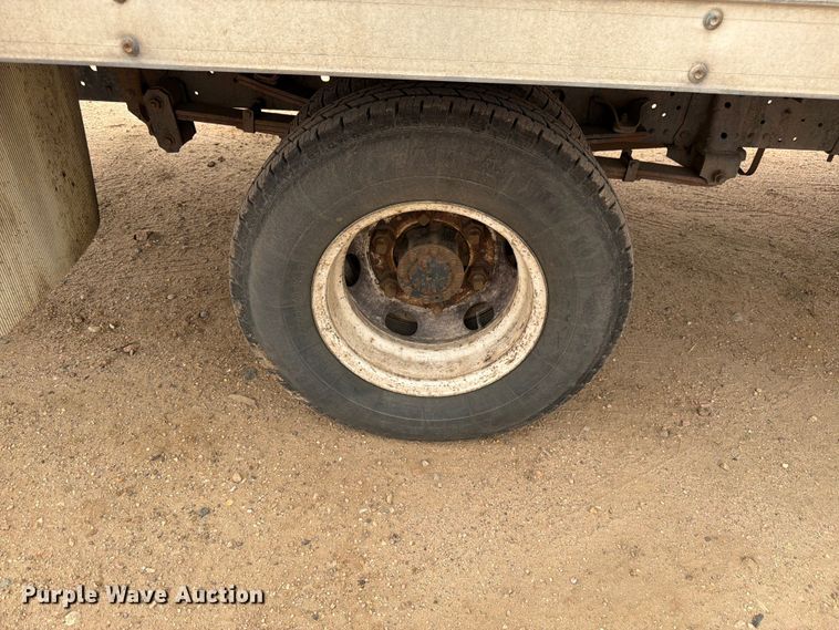 image for item EW2156 2000 Chevrolet  W3500 box truck