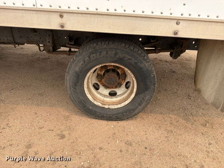 image for item EW2156 2000 Chevrolet  W3500 box truck