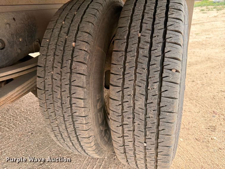 image for item EW2156 2000 Chevrolet  W3500 box truck