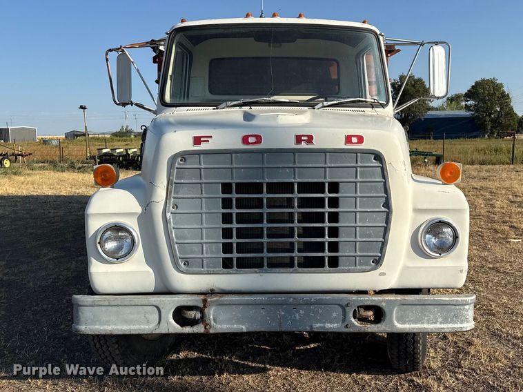 image for item EW4318 1975 Ford 750 grain truck