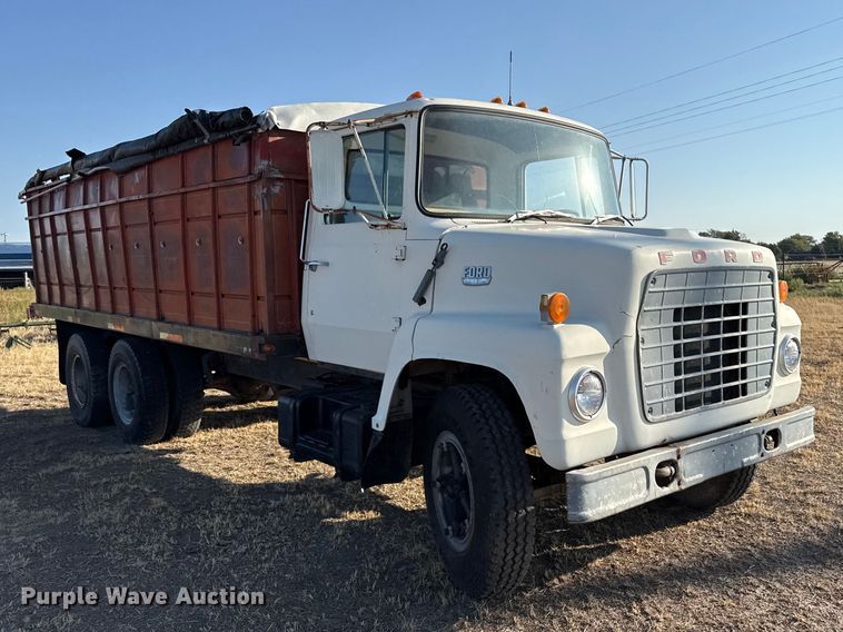 image for item EW4318 1975 Ford 750 grain truck