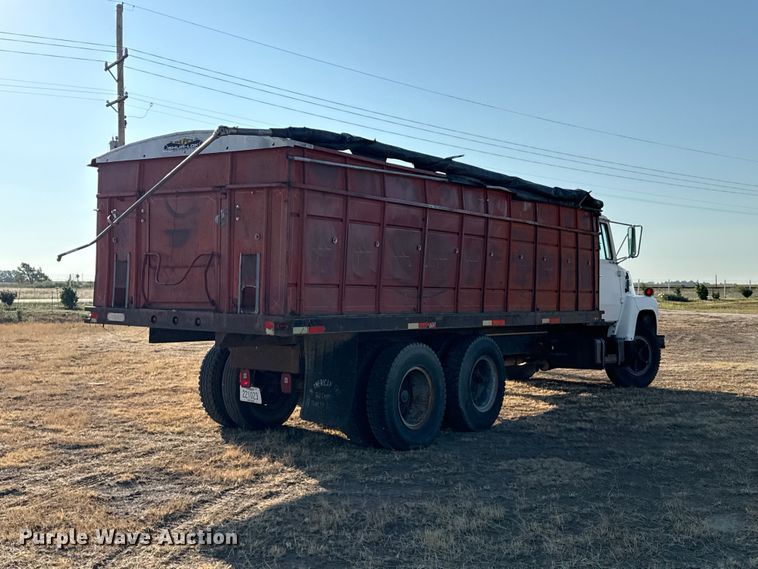 image for item EW4318 1975 Ford 750 grain truck
