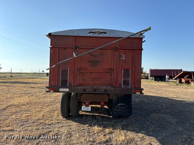 image for item EW4318 1975 Ford 750 grain truck