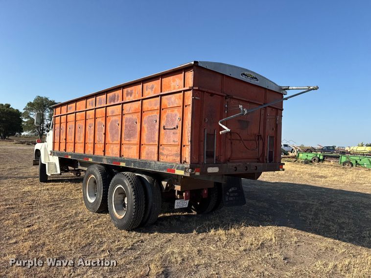image for item EW4318 1975 Ford 750 grain truck