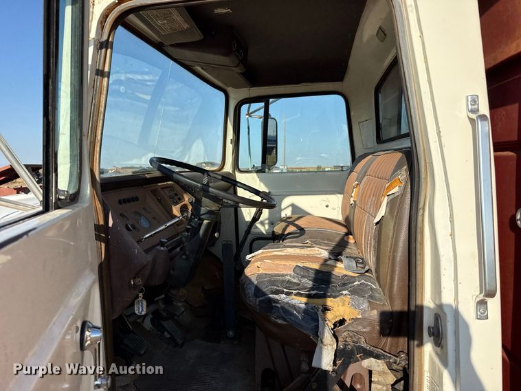image for item EW4318 1975 Ford 750 grain truck