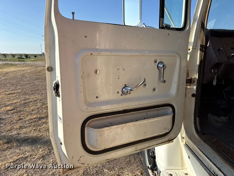 image for item EW4318 1975 Ford 750 grain truck