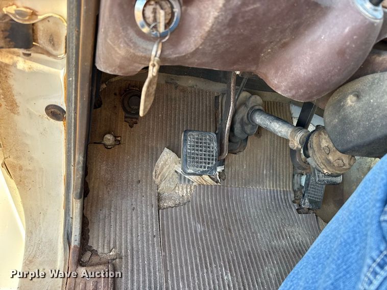 image for item EW4318 1975 Ford 750 grain truck