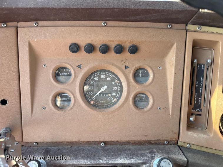 image for item EW4318 1975 Ford 750 grain truck