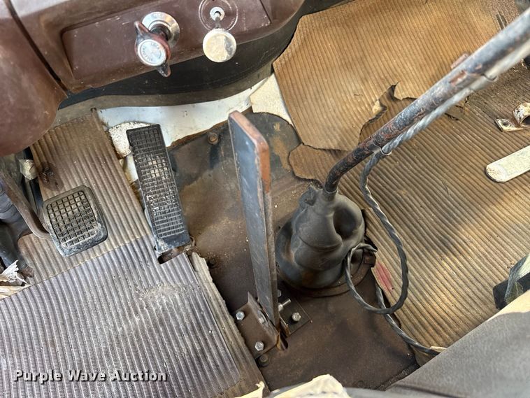 image for item EW4318 1975 Ford 750 grain truck