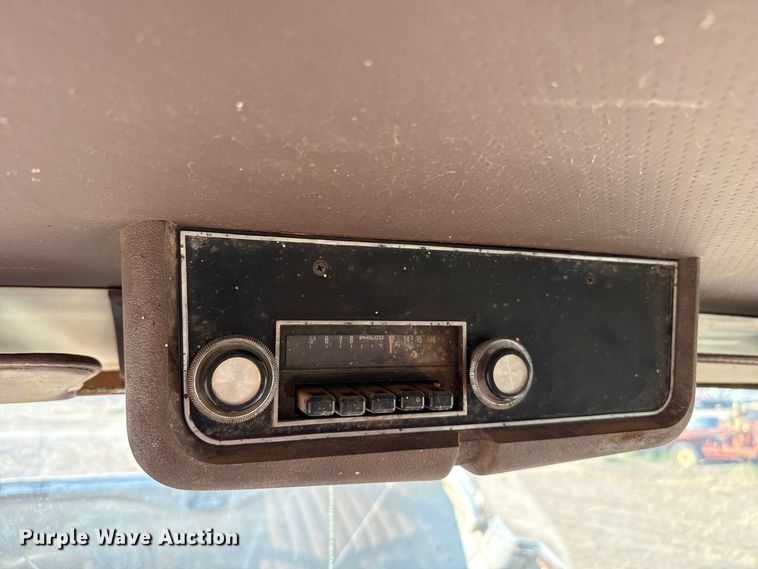image for item EW4318 1975 Ford 750 grain truck