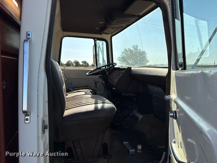 image for item EW4318 1975 Ford 750 grain truck