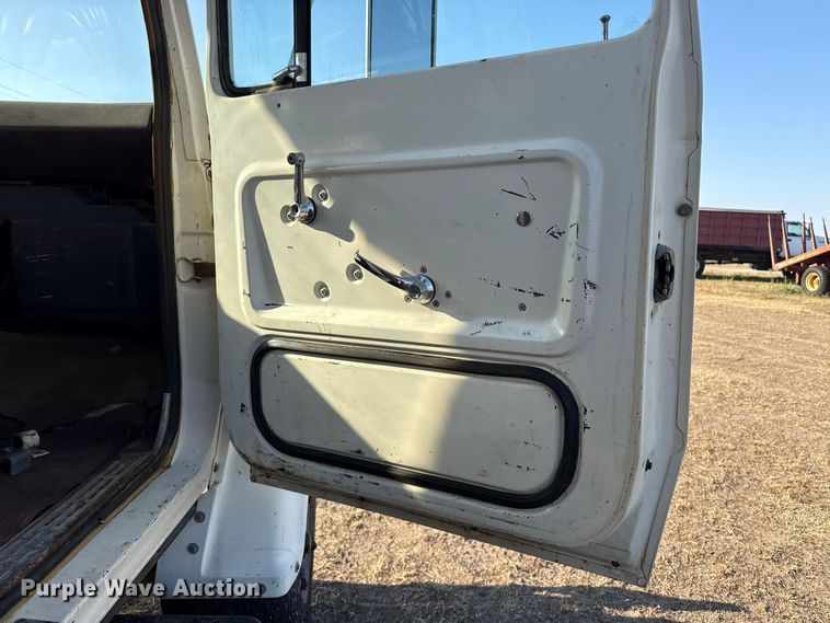 image for item EW4318 1975 Ford 750 grain truck
