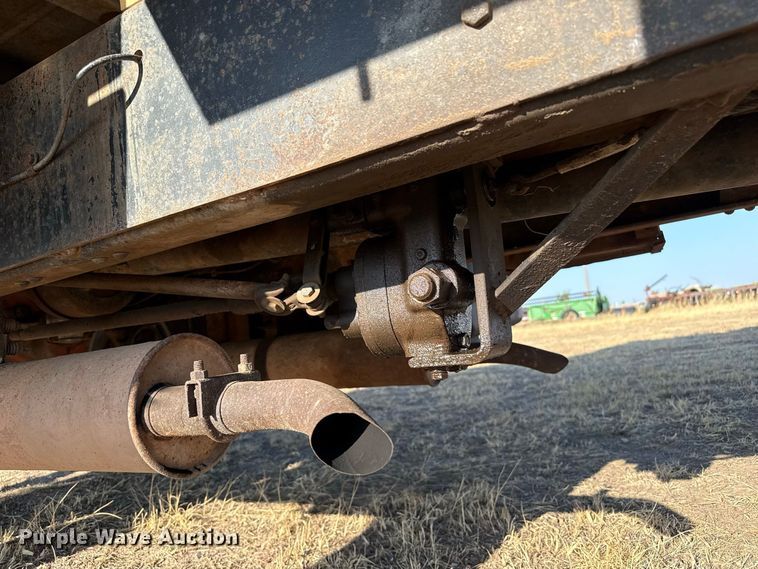 image for item EW4318 1975 Ford 750 grain truck