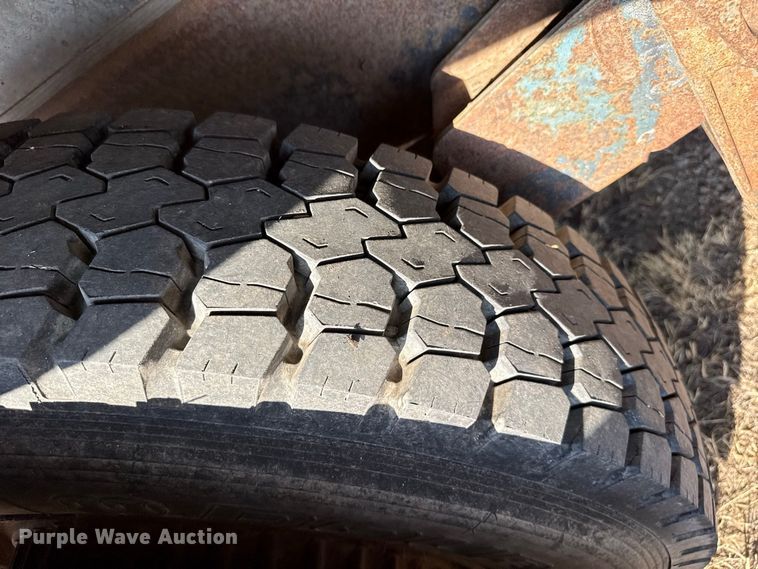 image for item EW4318 1975 Ford 750 grain truck