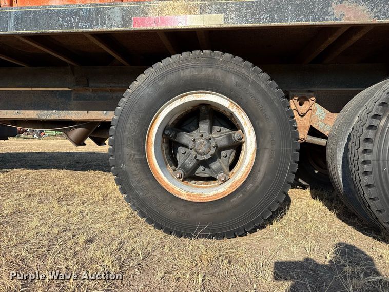 image for item EW4318 1975 Ford 750 grain truck