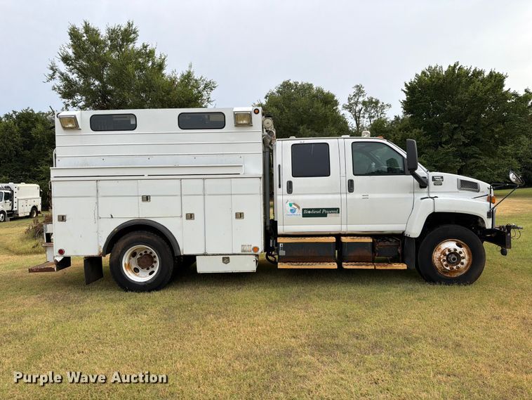 image for item EW8642 2005 GMC C7500 Crew Cab utility / service truck