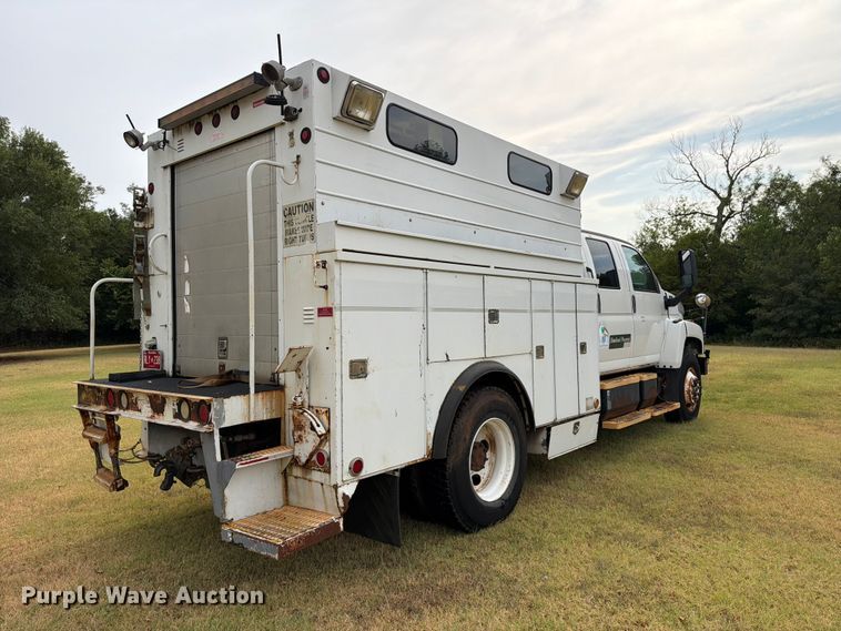image for item EW8642 2005 GMC C7500 Crew Cab utility / service truck