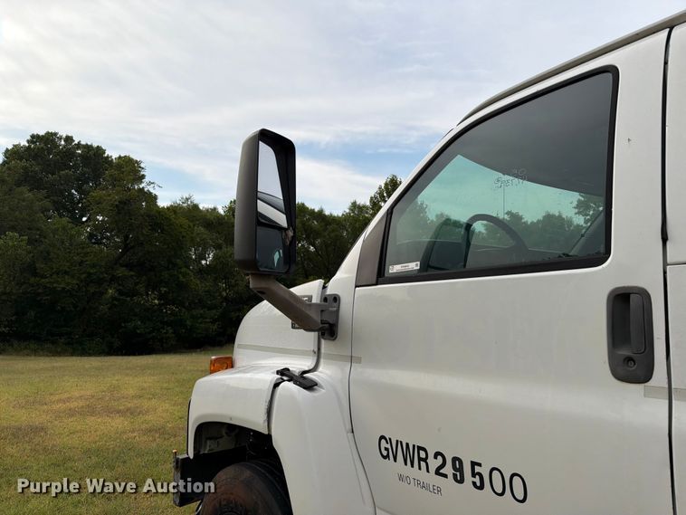 image for item EW8642 2005 GMC C7500 Crew Cab utility / service truck