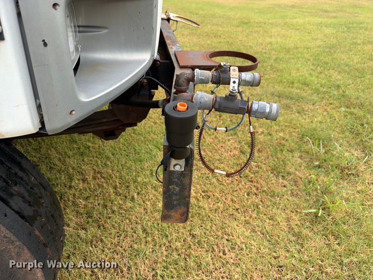 image for item EW8642 2005 GMC C7500 Crew Cab utility / service truck