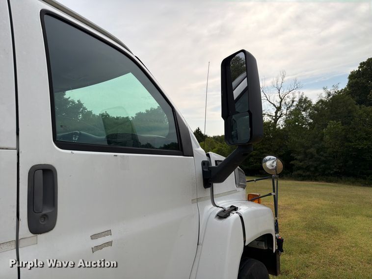 image for item EW8642 2005 GMC C7500 Crew Cab utility / service truck