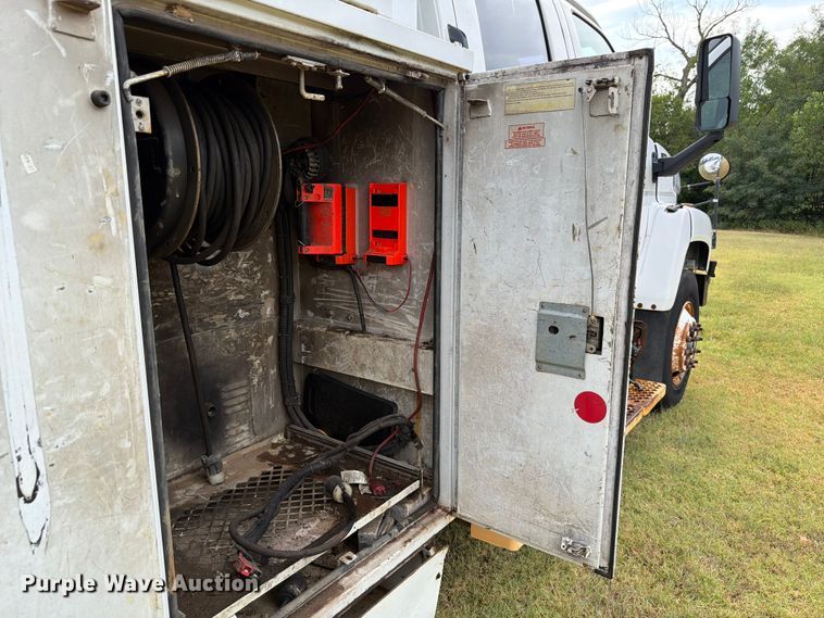 image for item EW8642 2005 GMC C7500 Crew Cab utility / service truck