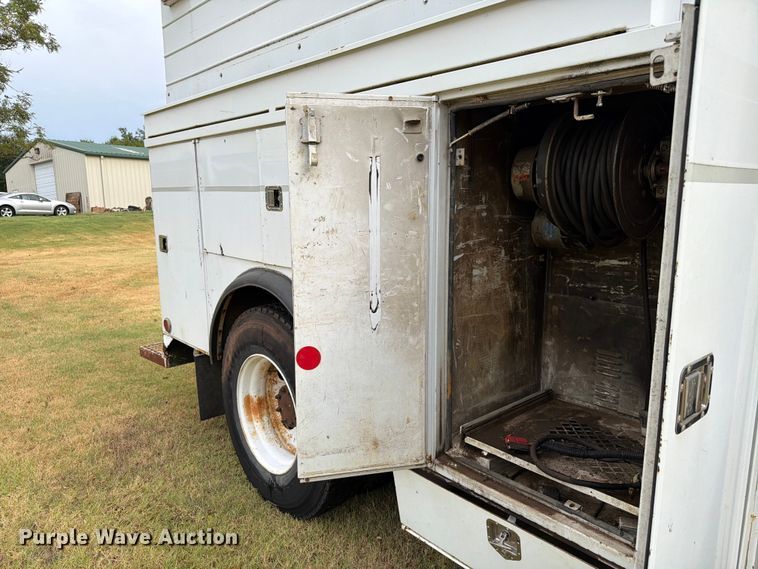 image for item EW8642 2005 GMC C7500 Crew Cab utility / service truck