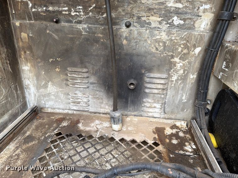 image for item EW8642 2005 GMC C7500 Crew Cab utility / service truck