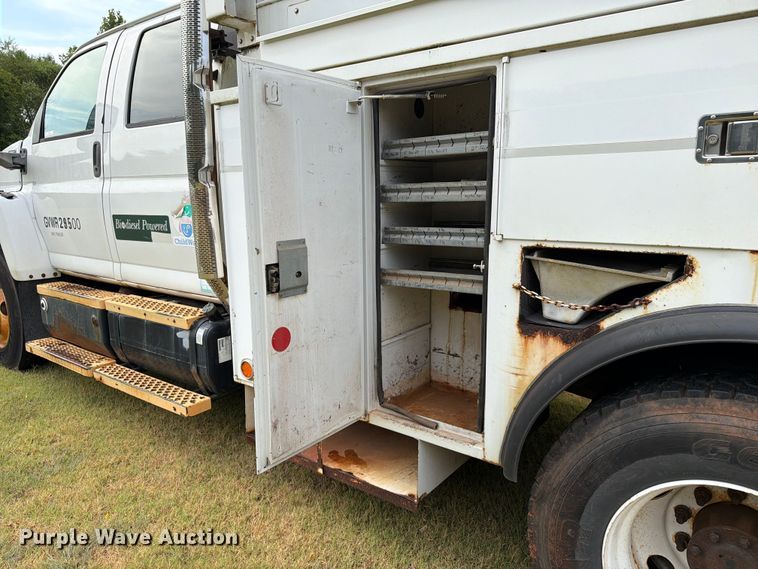 image for item EW8642 2005 GMC C7500 Crew Cab utility / service truck