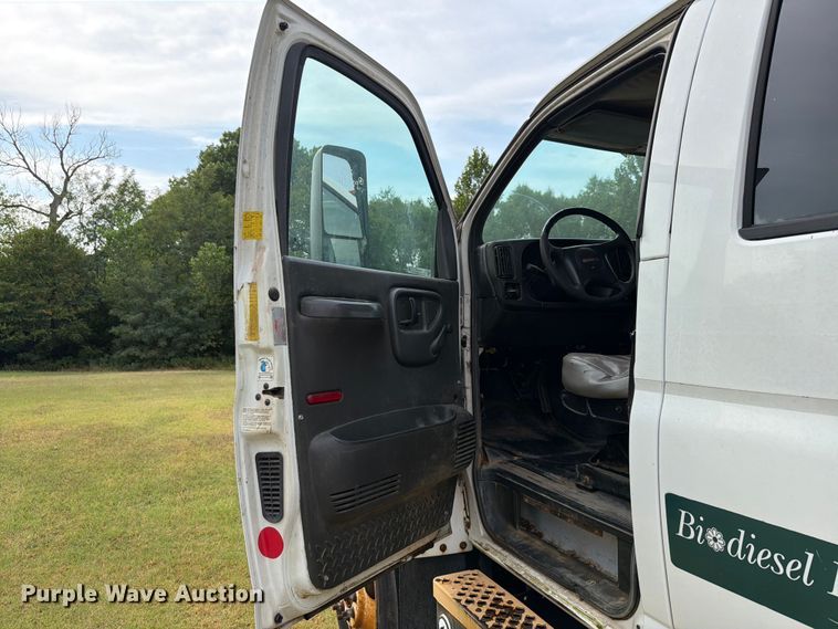 image for item EW8642 2005 GMC C7500 Crew Cab utility / service truck