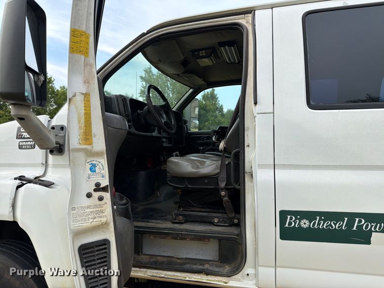 image for item EW8642 2005 GMC C7500 Crew Cab utility / service truck