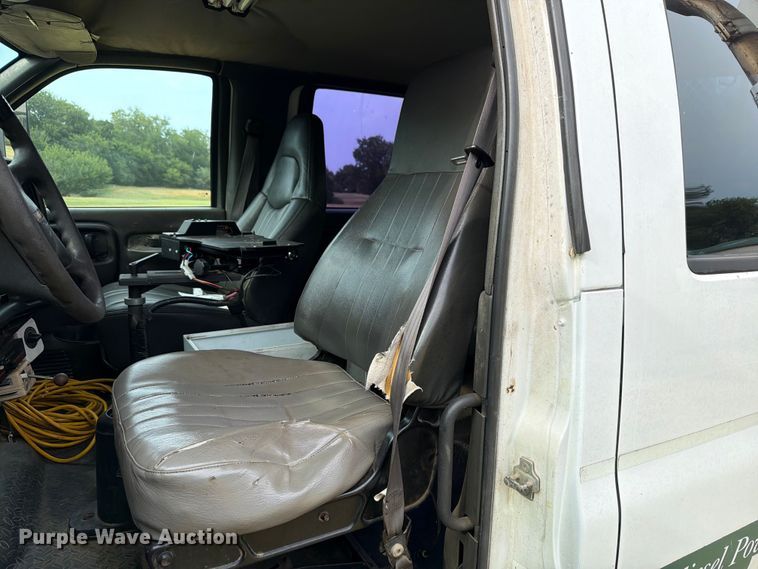 image for item EW8642 2005 GMC C7500 Crew Cab utility / service truck