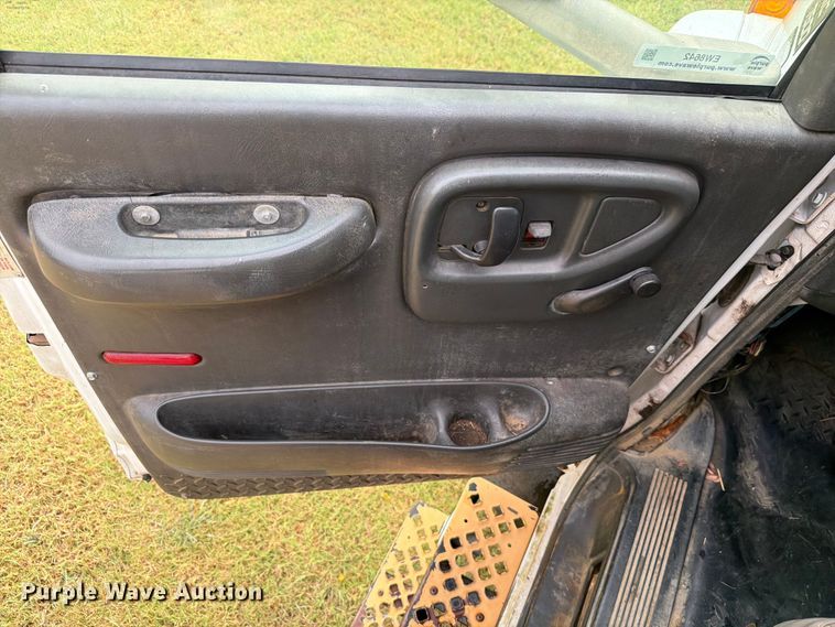 image for item EW8642 2005 GMC C7500 Crew Cab utility / service truck