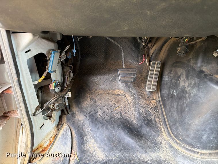 image for item EW8642 2005 GMC C7500 Crew Cab utility / service truck