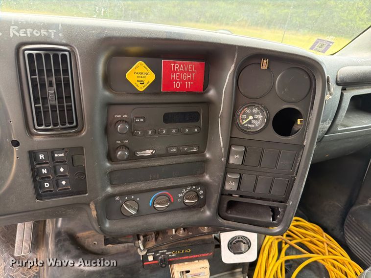 image for item EW8642 2005 GMC C7500 Crew Cab utility / service truck