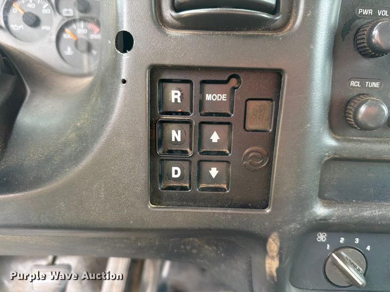image for item EW8642 2005 GMC C7500 Crew Cab utility / service truck