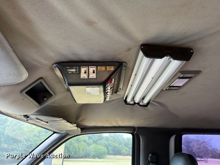 image for item EW8642 2005 GMC C7500 Crew Cab utility / service truck
