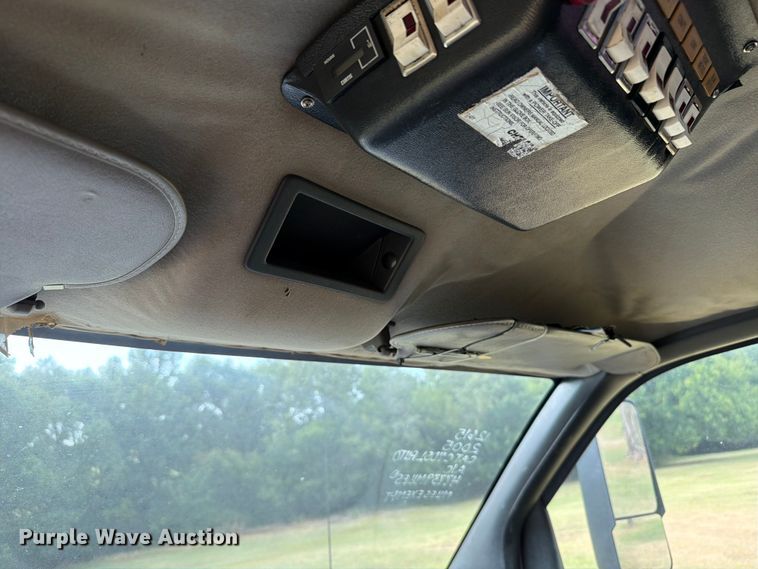 image for item EW8642 2005 GMC C7500 Crew Cab utility / service truck