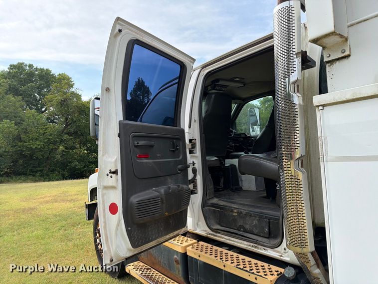 image for item EW8642 2005 GMC C7500 Crew Cab utility / service truck