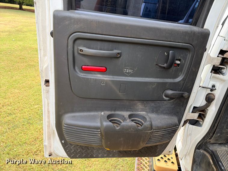 image for item EW8642 2005 GMC C7500 Crew Cab utility / service truck