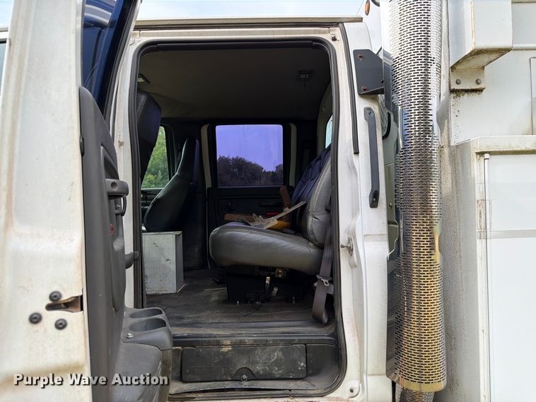 image for item EW8642 2005 GMC C7500 Crew Cab utility / service truck