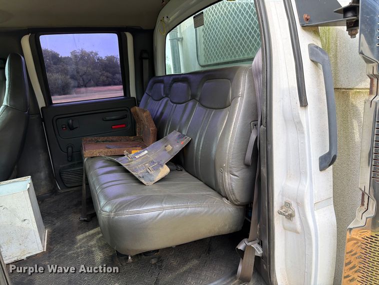 image for item EW8642 2005 GMC C7500 Crew Cab utility / service truck