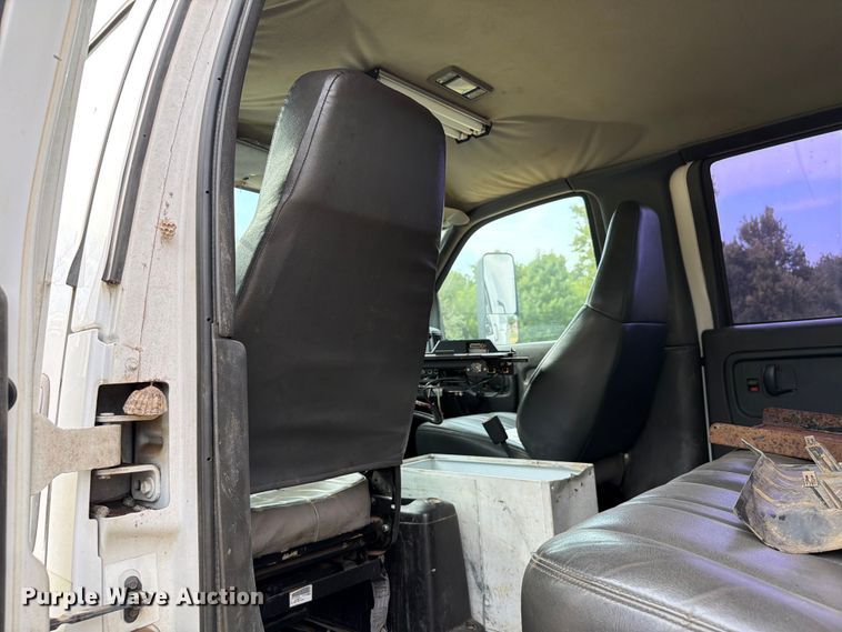 image for item EW8642 2005 GMC C7500 Crew Cab utility / service truck